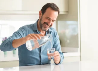 Ce este apa distilată – și poți să o bei?