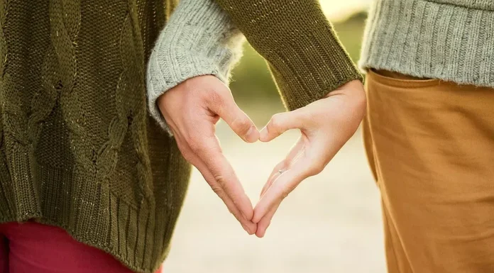 Ce este o relație karmică? Iată semne comune și cum să scapi