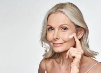 Cele mai bune creme hidratante colorate pentru pielea matură
