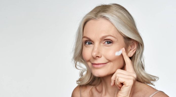 Cele mai bune creme hidratante colorate pentru pielea matură