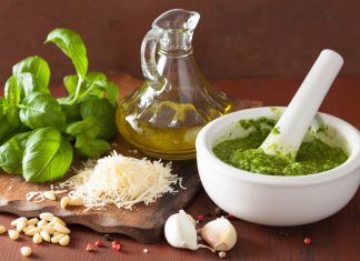 Cum să-ți faci propriul sos delicios de busuioc pentru salate