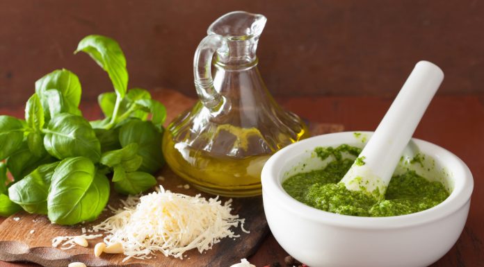 Cum să-ți faci propriul sos delicios de busuioc pentru salate