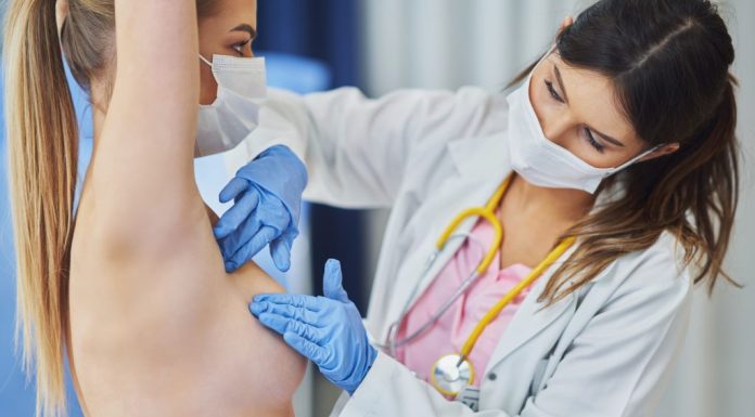 Cum să-ți verifici sânii pentru semne de cancer