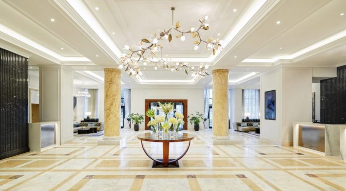 Cum sărbătoresc hotelurile de lux încoronarea?