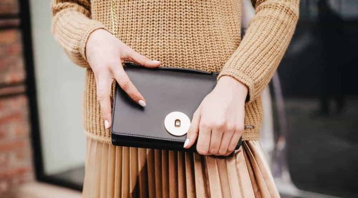 Cum să-ți ții geanta de mână ca o doamnă cu clasă