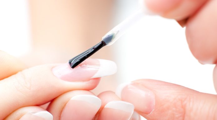 Cum își fac femeile franceze unghiile