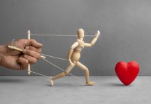 Ești manipulat emoțional? Top semne care îți spun că da