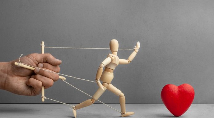 Ești manipulat emoțional? Top semne care îți spun că da