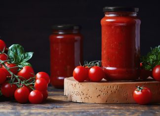 Moduri de a face sosul de paste în borcane